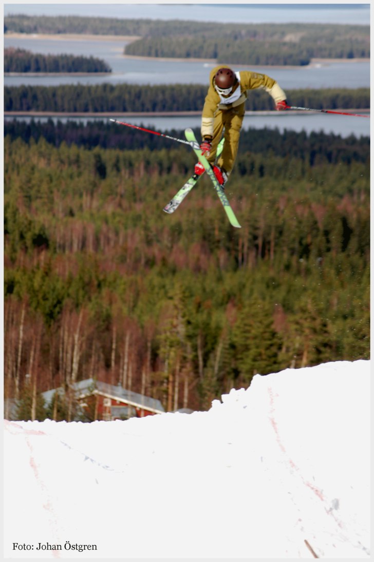 Jonas drar en galet snygg 360 nose. Foto: Johan Östgren. Åkare: Jonas ''runken'' runqvist.