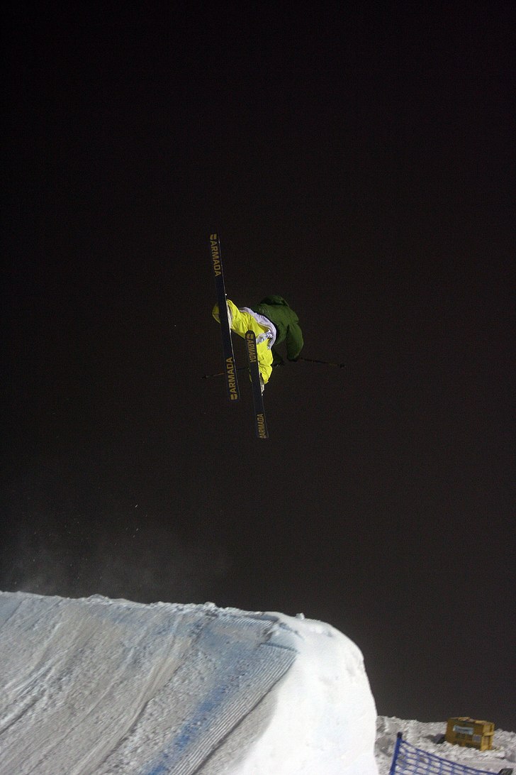 Superman frontflip. Foto: Max Neuriesser. Åkare: Viktor Hörnfeltd.