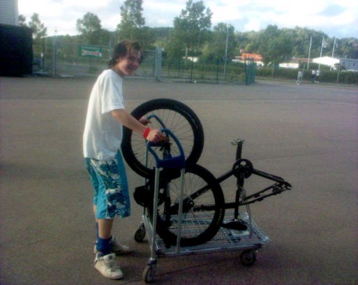 fick punka så jag tog min cykel och gick hem.... Foto: Billy Kimhed. Åkare: Oscar Faxén.