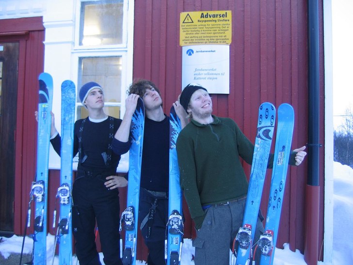 Pocket Rocket en av de bästa toppturs-skidorna i . Foto: Sara Widell. Åkare: Oscar Wahlund, Jesper och Olle.