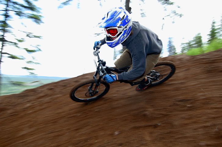 Jag i skogspartiet brevid pisten snövesslan. (Bla. Foto: Jens Sarlin. Åkare: Kristofer Olsson.