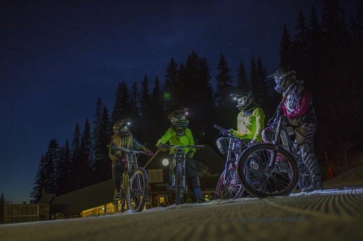 Foto: Alexander Ryden. Åkare: Lina Hansson, Märta Olson, David Sandberg, Nicklas Bredberg.