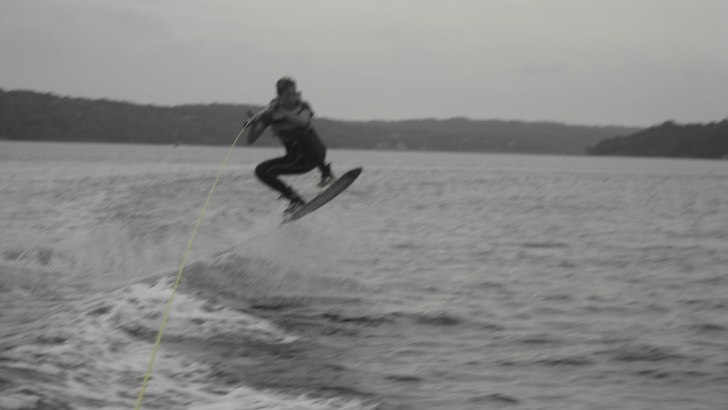 Ett värmande hopp en kall dag i september. Foto: Michel Westher. Åkare: Erik Collin Aronsson.