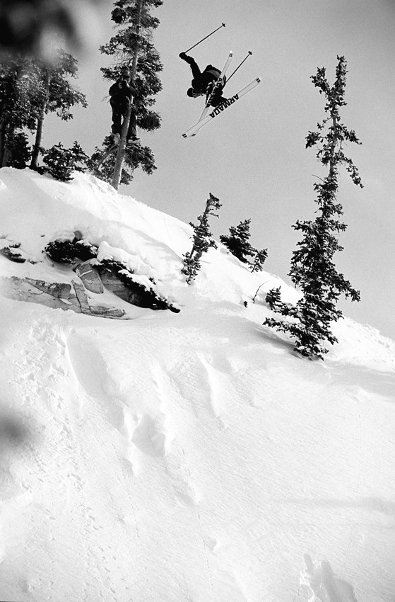 TJ hoppar ut mellan två träd, håller i ena 
sk. Foto: Mattias Fredriksson. Åkare: Thomas James Schiller.