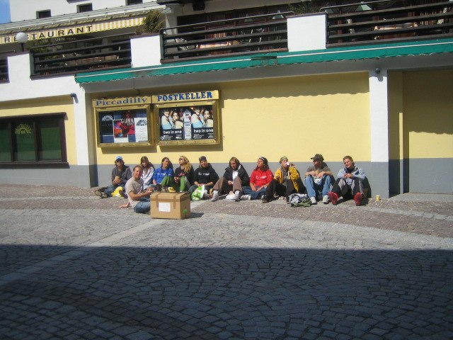 hem resa, alla sitter på rad, redo för hemfärd . Foto: Ngn. Åkare: .....