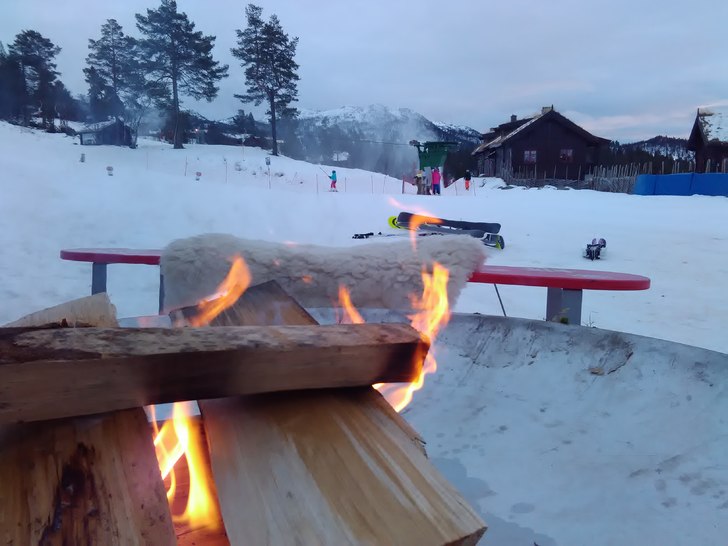 Fint vær og masse folk på Rauland
Nå er alle 3 .