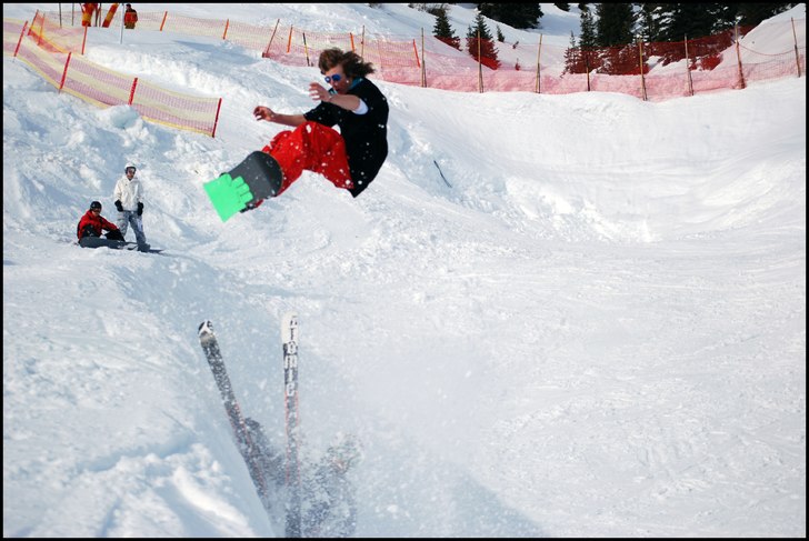 Resulterade i att jag landade 10 cm ifrån peppes . Foto: Omark. Åkare: Rickard Croy, Peter Flodström.