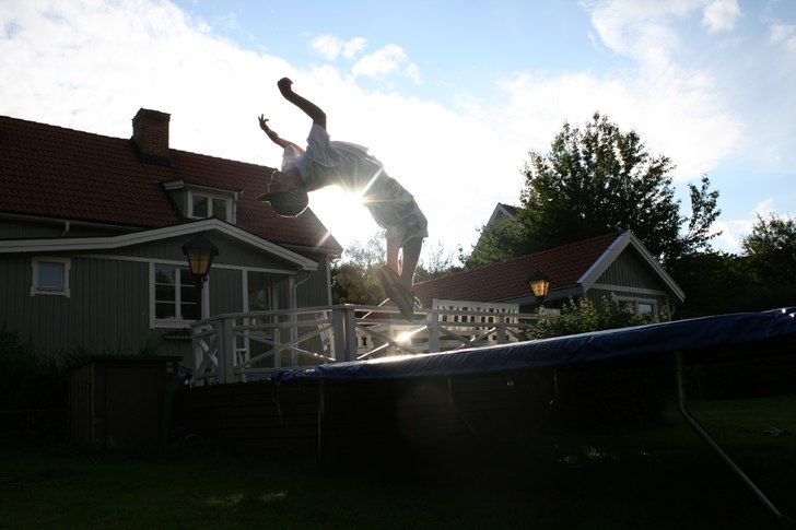 Langar b-flip från mattan. Foto: Jesper Andersson Ståhl. Åkare: Andreas Ekström.