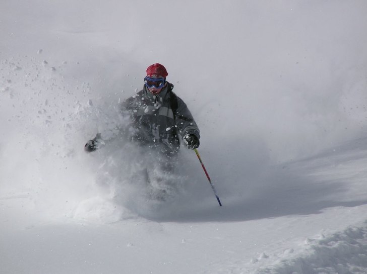 Puder på Kaprunglaciären . Foto: Andreas Karlsson. Åkare: Axel Walldén.