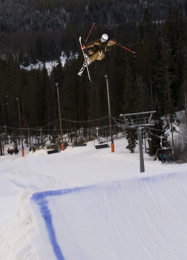 baklänges sjusjugo med handpåläggning i kläppe. Foto: Andreas Timfält (Sweden Pro Photo). Åkare: Jesper Norén.