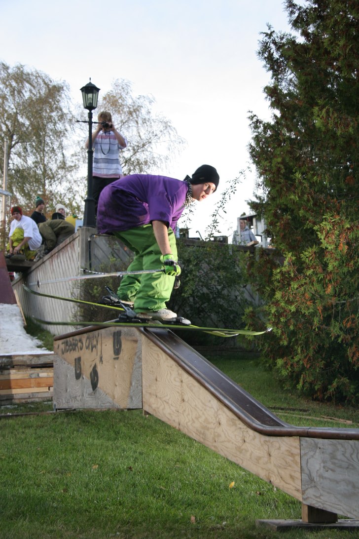 höstjibb på en hemmabyggd boxx. Foto: Sebastian Källsbo. Åkare: Andreas Nyberg.