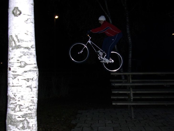 En liten drop med min helt nya Koxx levelboss cyke. Foto: Gustav Larsson. Åkare: Mikael Saadat.