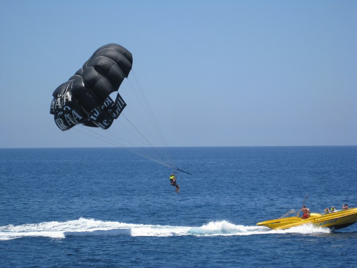 Jag och farsan passa på att åka parasailing när. Foto: Micke. Åkare: Jag.