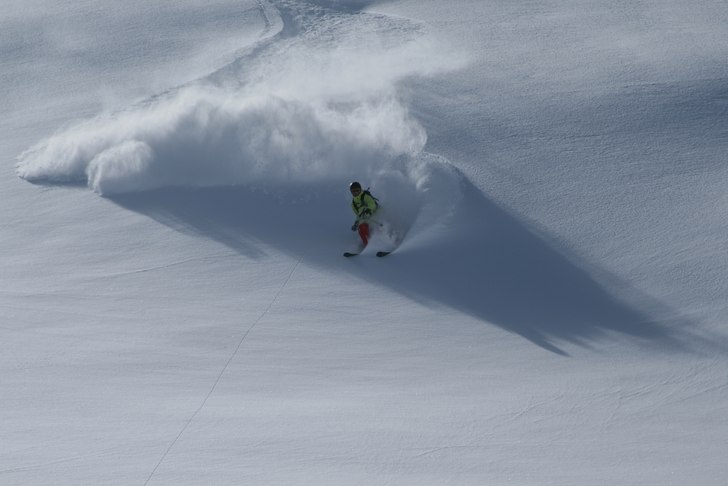 Efter en dump på en meter har man det ganska roli. Foto: Viktor Sundvall. Åkare: Sebastian Westberg.