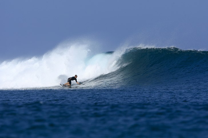 Tidig morgon just efter soluppgång, svag offshore. Foto: Reilly Cooney. Åkare: Tobias Wattman Lundstig.
