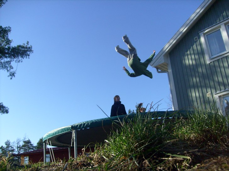 En vårdag då vi hoppade studsmatta.... Foto: Niclas Lövgren. Åkare: Marcus Lövgren.