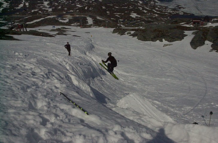 Riksgränsen i mitten på juni, 20 grader och 1 me. Foto: Håkan lr David. Åkare: Gustaf Karlsson.