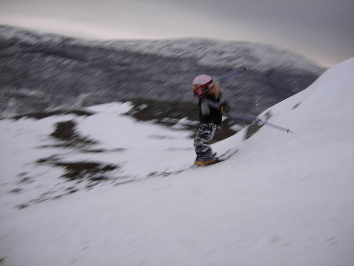 Vi hittade en liten driva som jag hoppade ner ifr�. Foto: Pappa. Åkare: Ronja Sandström.