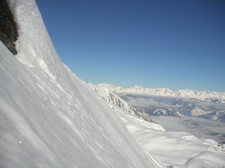 På en bergsvägg i offpisten mellan Alpincenter o. Foto: Johan Frick.