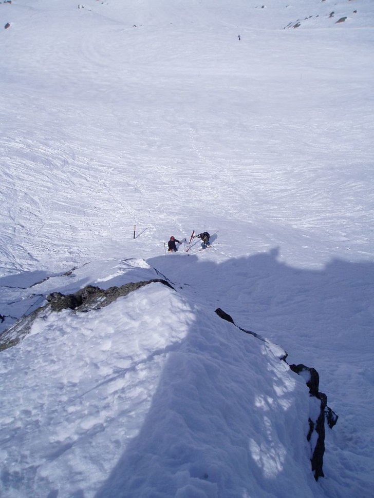 Ross ofrivilliga drop i Lanvancher uppifrån. Foto: Gabriel Riva. Åkare: Ross.