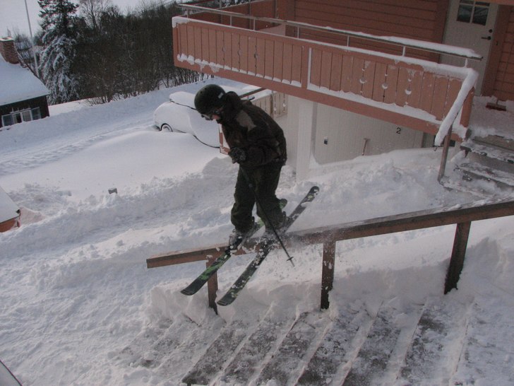 Ett träräcke!. Foto: Alessio Fioriniello. Åkare: Carl Danielsson.