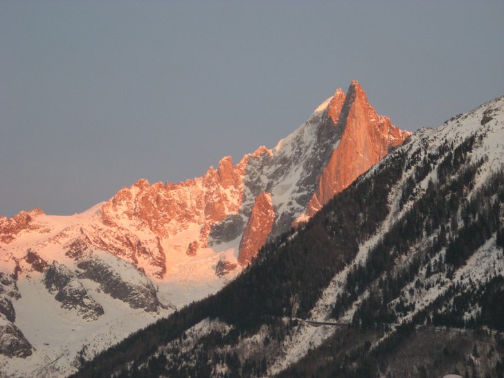 Fin fin bild på en bergstopp i solnedgångsljuset. Foto: Oskar Melking. Åkare: Ojssan??.