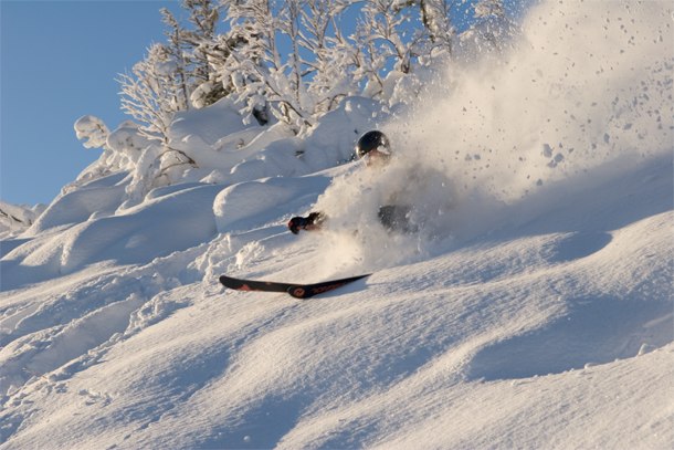 Sesongens første dag i Meråker... 60cm pudder - . Foto: Marius Røstad. Åkare: Ole Magnus Svarva.