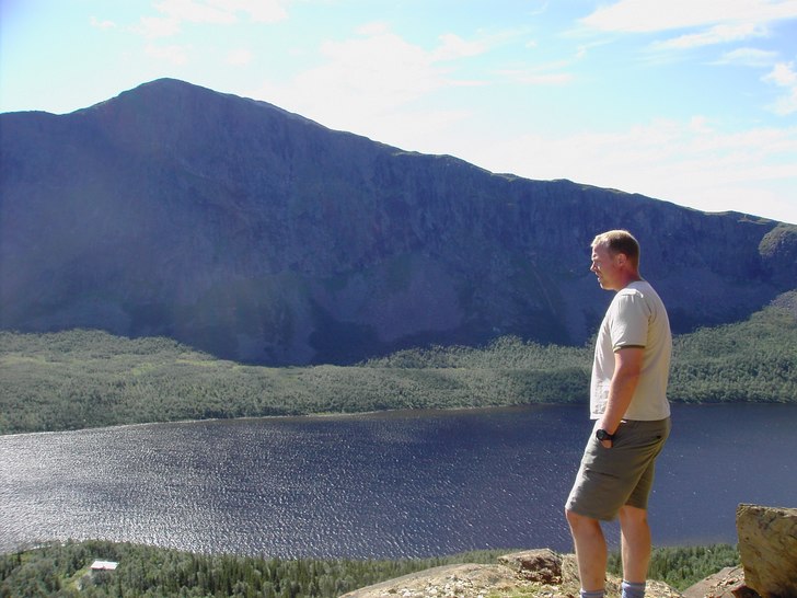 Nerdschwan posar framför Borkan. Foto: Fredrik Wikberg.