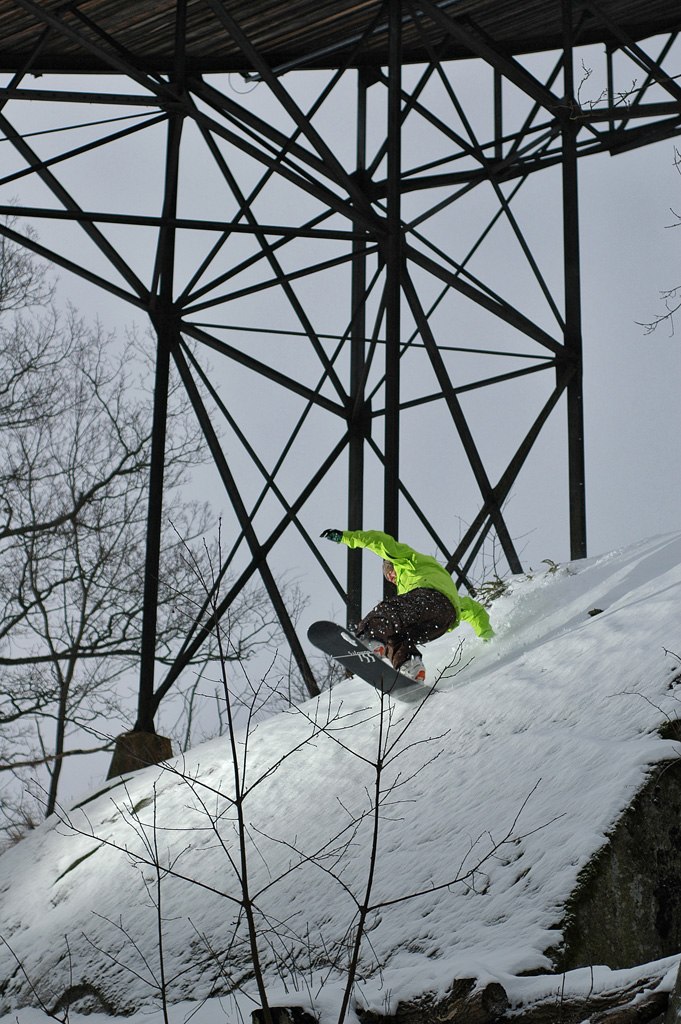 Tailpress nedför berget under hoppbacken.. Foto: Fredrik Andersson. Åkare: Robban Gustavsson.