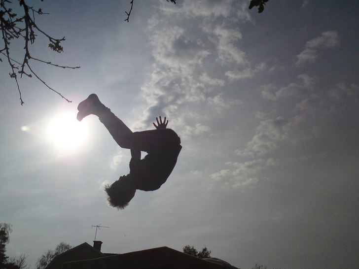 Henke gör en frontflip. Foto: Hampus Eklund. Åkare: Henrik Jansson (henke_jibber).