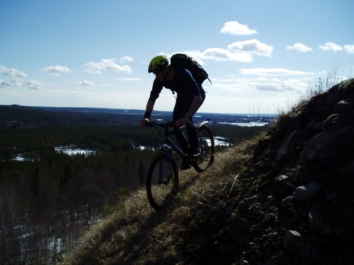 Cykling på kanten av branten.. Foto: Johan Vall. Åkare: Jens Häggström.