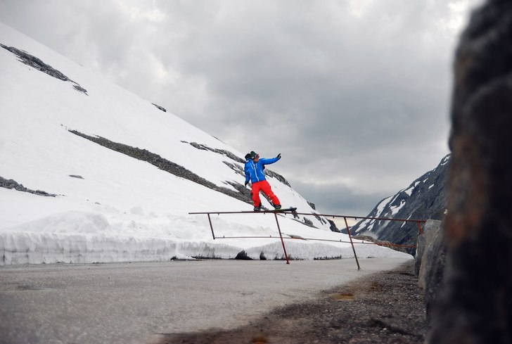 Klassiskt roadgap blev istället ett railgap. Foto: Adam Klingeteg. Åkare: Berra Berggren.