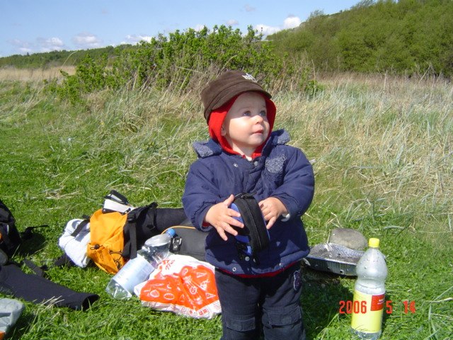 Pappa e där ute å kitar varför skall jag stå h. Foto: mamma. Åkare: theo.