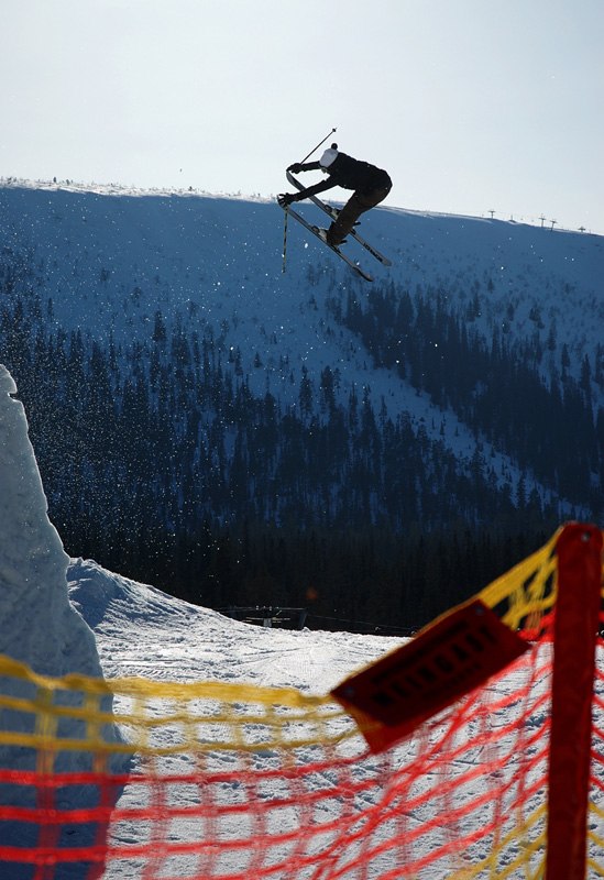 baklänges-åkning ettohalft varv, dubbel grab på. Foto: Daniel Rönnbäck. Åkare: Sante.