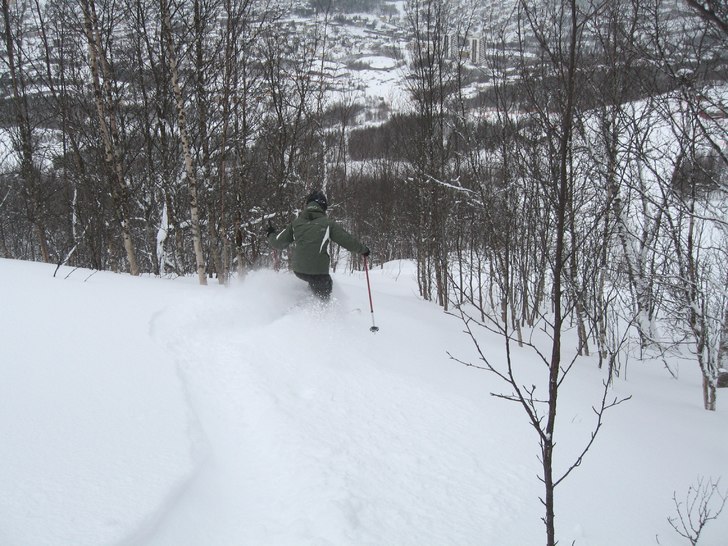 Testar fluffet i skogen i Narvik.. Foto: Magnus Wärle. Åkare: Camilla Wärle.