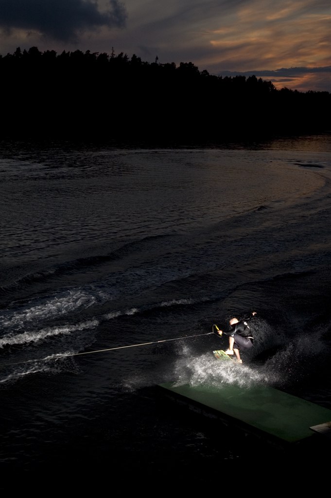 En wakeskate session i nynäs där Rob kör en Shu. Foto: Fredrik Andersson. Åkare: Robert Gustavsson.