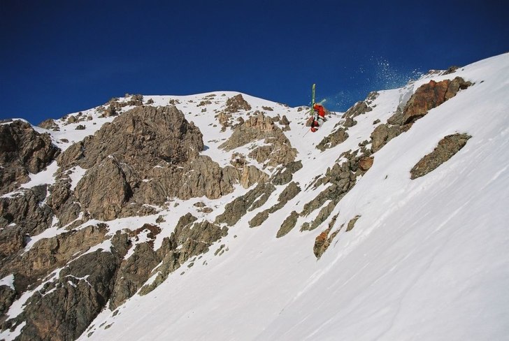 En god flat takeoff från klippa.. Foto: Nils Petter Rabbe. Åkare: Erik Lundström.