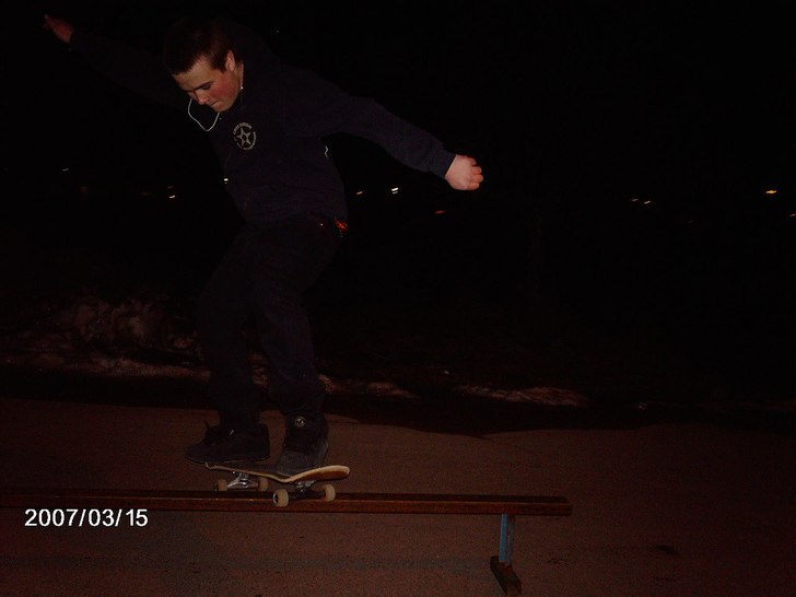 Brrr, första åkningen i vintras :) Boardslide. . Foto: Random. Åkare: Anders Grännsjö.