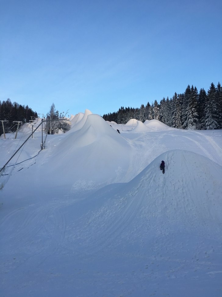 Från säsongspremiären igår då barnbacken Ille.