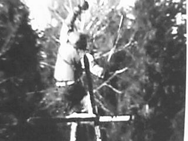 hoppar över ett staket som inte syns.. hehe.. gö. Foto: simon. Åkare: staffan lindskoog.