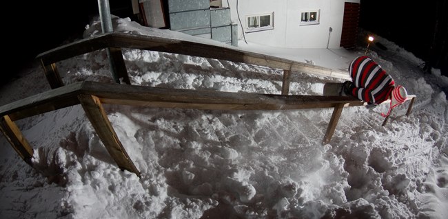 Knee-slide. Körde faktiskt hela räcket sådär, . Foto: Lucas Nilsson. Åkare: Jag.