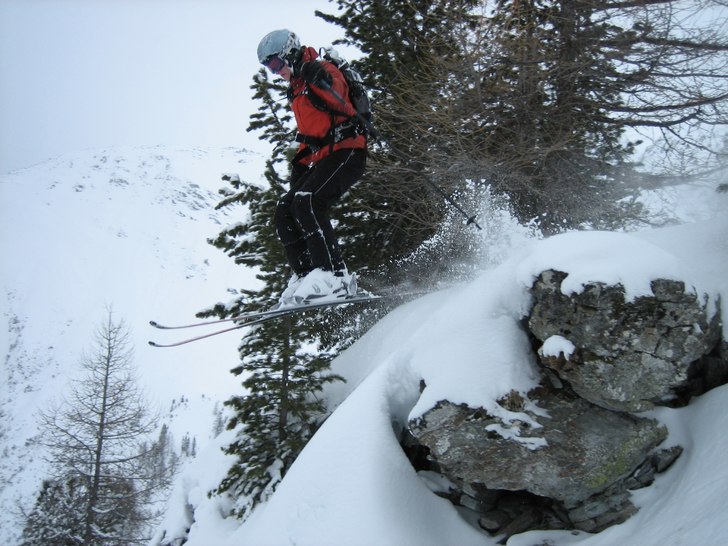 drop ner i 50 cm nysnö. Foto: Olle Berg. Åkare: Josh Darling.