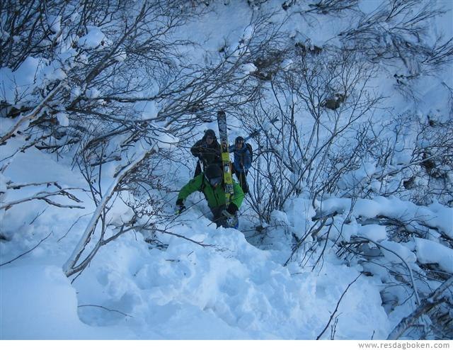 Off pist? Jepp. Pissed off? Inte än.... Foto: Anders Bjurström. Åkare: Christian, Marcus och Johan.