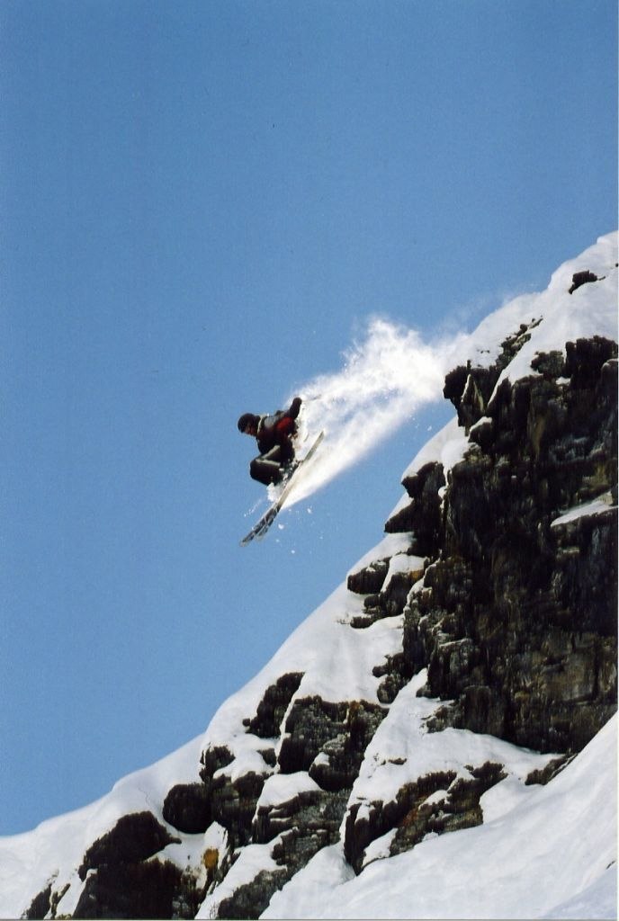 Ett 14-meters-drop med brant puderlandning. Mycket. Foto: Daniel Eriksson. Åkare: Martin Bengtsson.