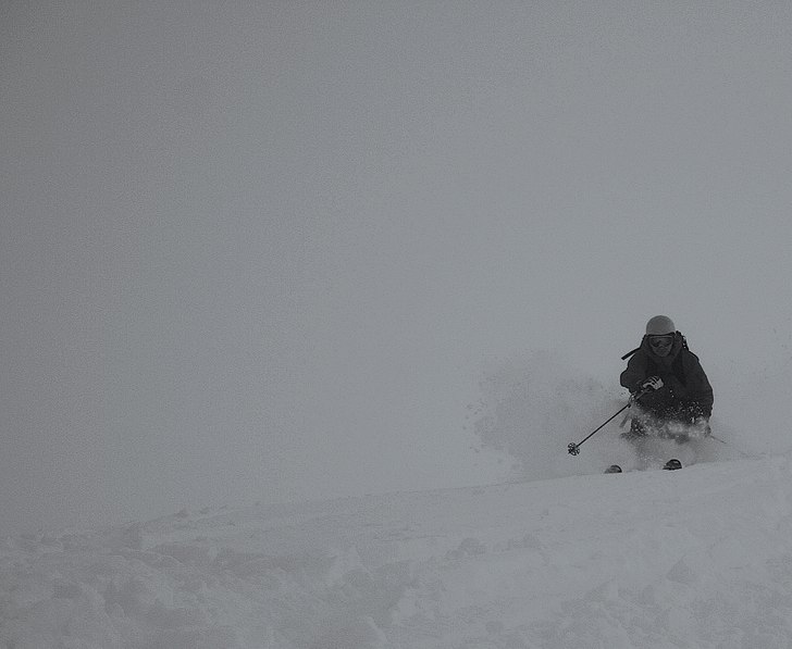 Med hög fart och feta skidor hanterar Fredrik den. Foto: Linus Hougland. Åkare: Fredrik Helgesson.