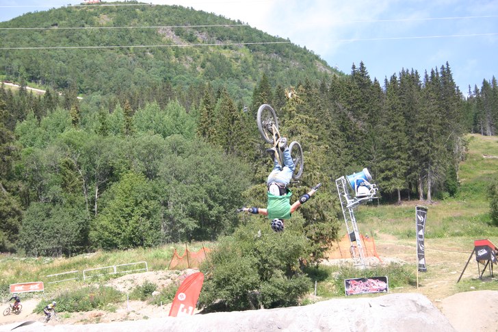 Backflip Nohander. Foto: Lars Petter. Åkare: Mikke Bolmstam.