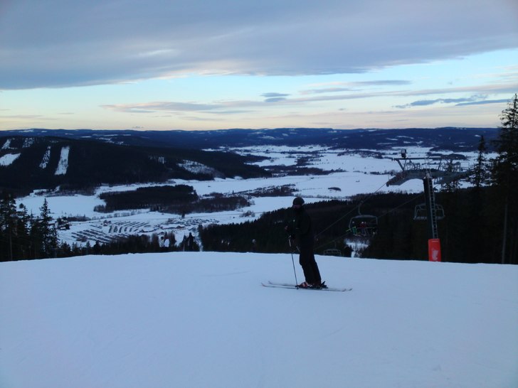 Alexander vid toppen av Solstinget. Foto: Niclas Åslund. Åkare: Alexander Åslund.