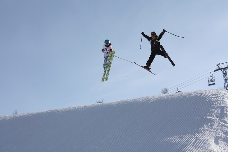 jag och min brorsa hoppar. Foto: mamma susanne. Åkare: jag och min brorsa melwin.