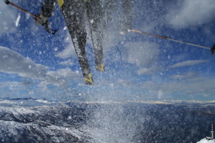 Oskar kör över mig och skvätter ner hela mig me. Foto: Erik Brinkman. Åkare: Oskar V Røberg.