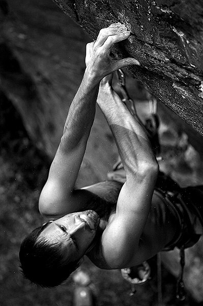 Anders klättrar en 7b+ på tjörnbroklippan. . Foto: Jonas Ahlman. Åkare: Anders Wilson.